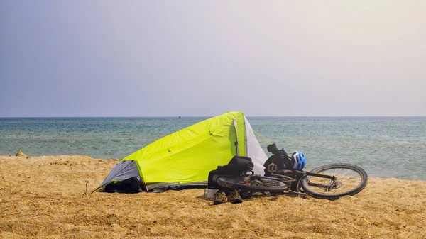 Vélo et tente au bord de la mer — Photo