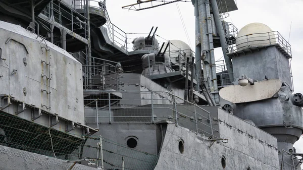 Egy nagy hadihajó fedélzetén fegyverzet — Stock Fotó