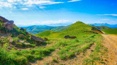 Kafkas Dağları 'nın yamacından geçen motorlu yol.