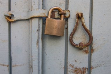 Görünümü kadar eski, ahşap kapı ve kapı kolu, Ayvalık, Türkiye'de tarihi evi kapatın. Ege mimari tarzı görüntü gösterir.