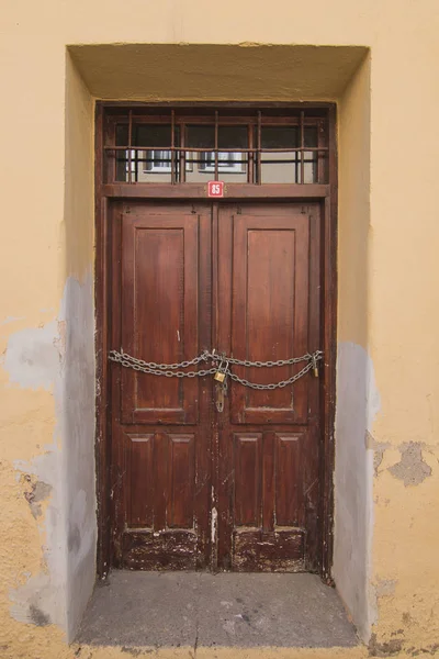 在土耳其 Ayvalik 的历史房子的旧木门和石墙的关闭视图 图片显示爱琴海建筑风格 — 图库照片
