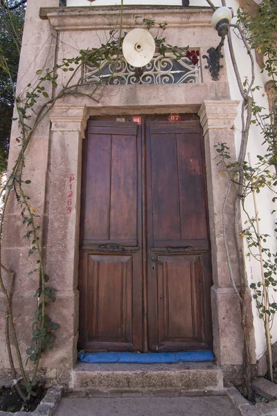 Закройте Вид Старую Деревянную Дверь Каменную Стену Исторического Дома Айвалике — стоковое фото