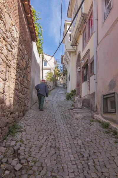 Staruszek Spacerując Ulicach Miasta Ayvalık — Zdjęcie stockowe
