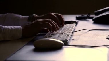 Ofis çalışanı. Tipik bilgisayar klavye üzerinde iş adamı.