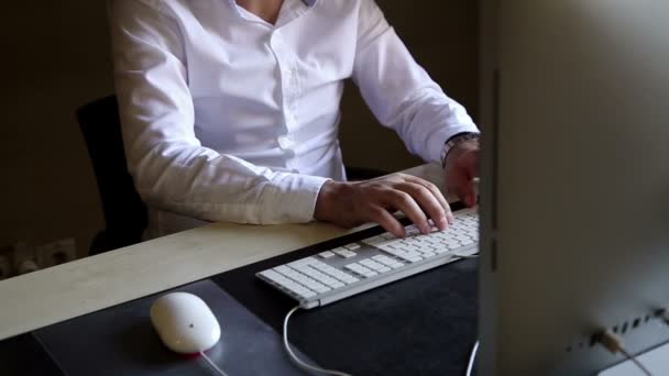 Trabajador Oficina Hombre Negocios Escribiendo Teclado Computadora — Vídeos de Stock