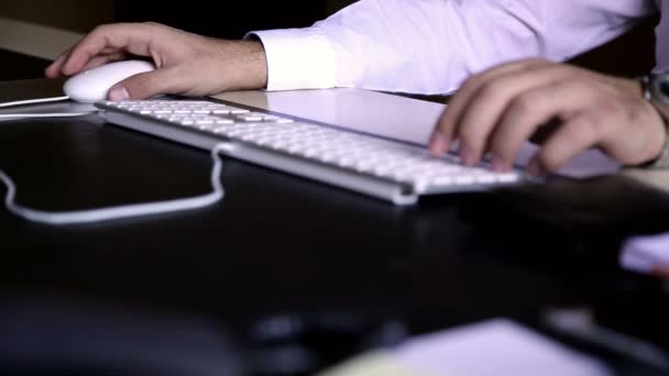 Kantoor Werknemer Zakenman Typen Het Toetsenbord Van Computer — Stockvideo