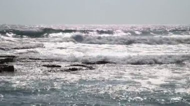 Akdeniz isabet kayalar sahilde dalgalar.