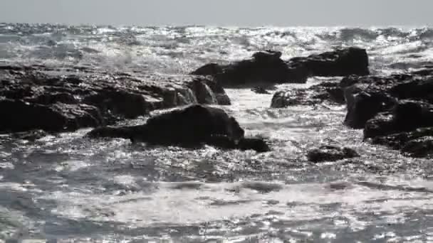 Middellandse Zee Golven Slaan Rotsen Aan Kust — Stockvideo