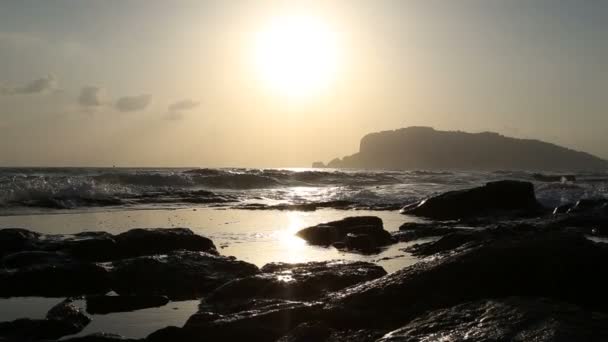 地中海海浪撞击海岸的岩石 — 图库视频影像
