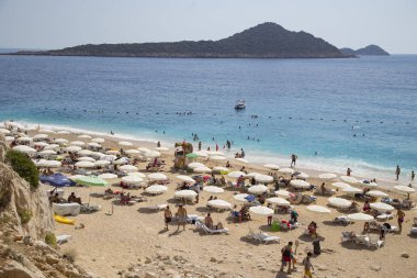 Güneşlenme ve yüzme Kaputaş Plajı, kaş, Antalya Türkiye üzerinde turist