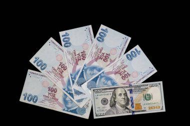Türkiye'de genel seçim sonra 100 Amerikan Doları ve Türk Lirası arasındaki döviz kuru. , Onun siyah arka plan üzerine alınan yakın çekim.