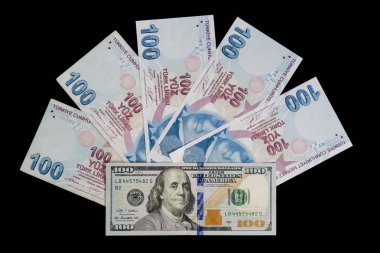 Türkiye'de genel seçim sonra 100 Amerikan Doları ve Türk Lirası arasındaki döviz kuru. , Onun siyah arka plan üzerine alınan yakın çekim.