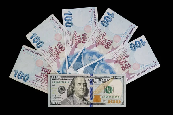Türkiye'de genel seçim sonra 100 Amerikan Doları ve Türk Lirası arasındaki döviz kuru. , Onun siyah arka plan üzerine alınan yakın çekim.
