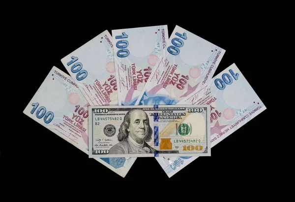 Türkiye'de genel seçim sonra 100 Amerikan Doları ve Türk Lirası arasındaki döviz kuru. , Onun siyah arka plan üzerine alınan yakın çekim.