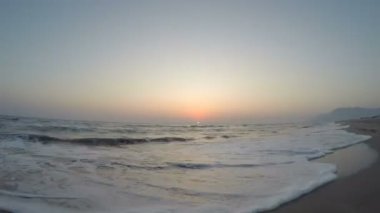 Patara Plajı 4k timelapse hareket. Yaz için günbatımı kumlu plaj arka plan. 