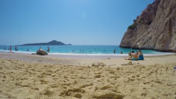 Antalya Turquía Septiembre 2018 Personas Tomando Sol Nadando Playa Kaputas — Vídeo de stock