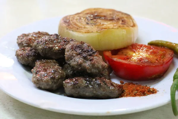 Aydin 电影土耳其食品 Kofte Kofta 辣肉丸烤肉串 Kebap — 图库照片