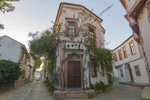 Ayvalık, Türkiye - Ekim 14, 2018: Ayvalık Macaron evde. Türk ünlü Tv dizisi Vatanim vermiycem düzenlenen ev. 