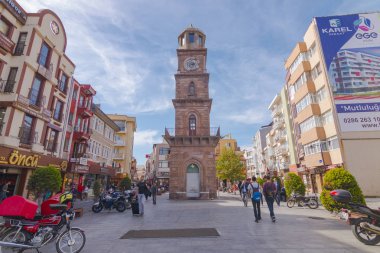 Çanakkale, Türkiye - 15 Ekim 2017: Sokak görünümü merkezi Çanakkale içinde bulunan tarihi saat kulesi.