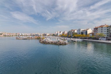 Çanakkale, Türkiye - 15 Ekim 2017: Gelibolu Çanakkale liman, Türkiye bir tekne yaprakları