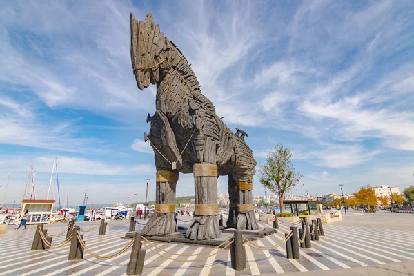 Çanakkale, Türkiye - 15 Ekim 2017: Truva atı heykelinin plaza şehir centrum. 