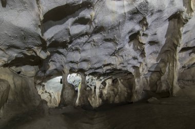 Mount Katran Akdeniz bölgesinde gizli eski Karain Mağarası büyük salonu iç. Beri erken Paleolitik Çağ 150.000 ve 200,000 yıl önce insan yerleşime onaylar. Yağca, Antalya, Türkiye.