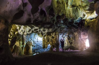 Mount Katran Akdeniz bölgesinde gizli eski Karain Mağarası büyük salonu iç. Beri erken Paleolitik Çağ 150.000 ve 200,000 yıl önce insan yerleşime onaylar. Yağca, Antalya, Türkiye.