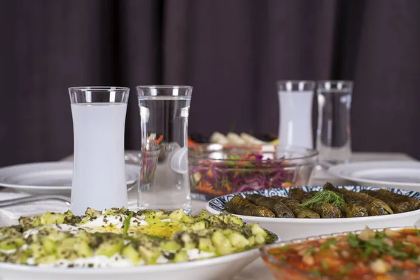 Τούρκικο Και Ελληνικό Παραδοσιακό Τραπέζι Φαγητού Ειδικό Αλκοολούχο Ρακί Ούζο — Φωτογραφία Αρχείου