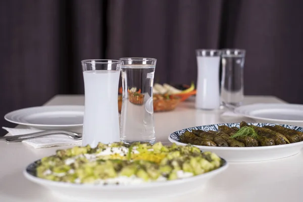 Turecký Řecký Tradiční Jídelnový Stůl Speciálním Alkohololem Nápoj Raki Ouzo — Stock fotografie