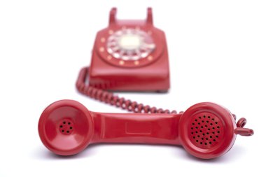 İzole beyaz arka planda retro sabit kırmızı telefon