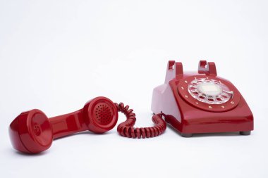 İzole beyaz arka planda retro sabit kırmızı telefon