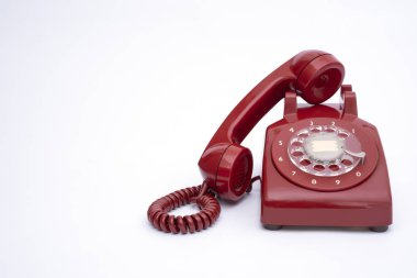 İzole beyaz arka planda retro sabit kırmızı telefon