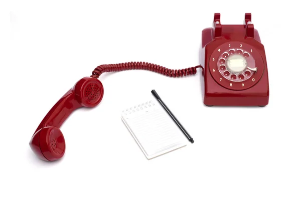 İzole beyaz arka planda retro sabit kırmızı telefon