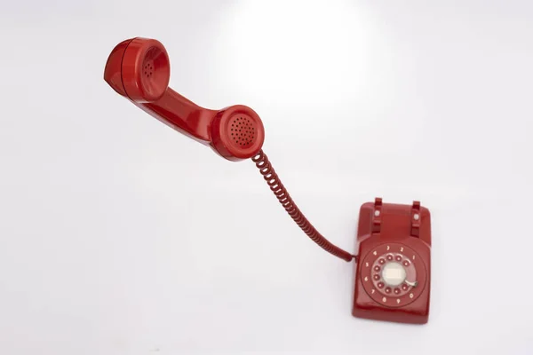 Zole Beyaz Arka Planda Retro Sabit Kırmızı Telefon — Stok fotoğraf