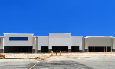 Yakında yeni perakende mağazaları önü.