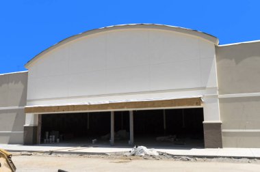 Yeni bir boş mağaza açık yüz inşa ediliyor.