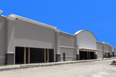 Uzun yeni bir perakende şerit yapım aşamasında.