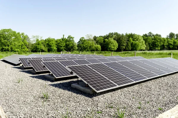 田纳西州凯兹湾欢迎中心的一大群太阳能电池板 — 图库照片