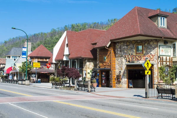 Gatlinburg Usa Мая 2018 Года Молодая Пара Туристов Наслаждается Магазином — стоковое фото