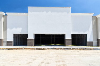 Yeni bir alışveriş merkezi perakende İnşaat yeni boş cephe.