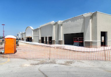 Yeni bir perakende inşaat site Tennessee köşesinden yatay atış. Tarafından turuncu örgü çit. Porta LAZIMLIK tarafa.