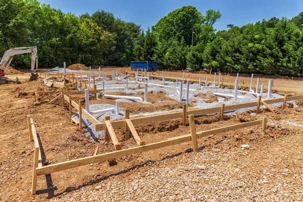 Su tesisatı yapım aşamasında olan yeni bir restoran için yerinde gösterilen yatay çekim.