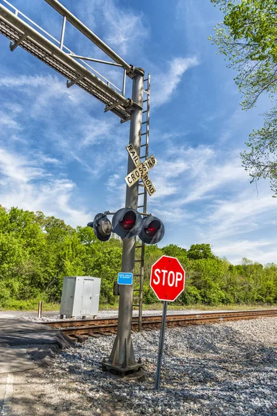 Disparo Vertical Una Advertencia Cruce Ferroviario Con Una Señal Stop — Foto de Stock