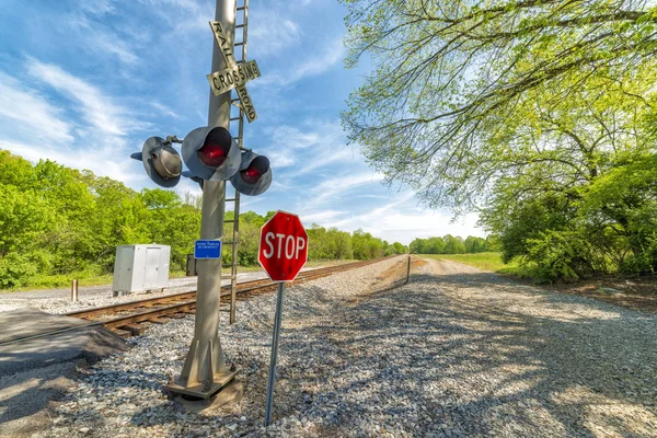 Horizontale Aufnahme Von Bahnübergangswarngeräten Und Einem Stoppschild — Stockfoto