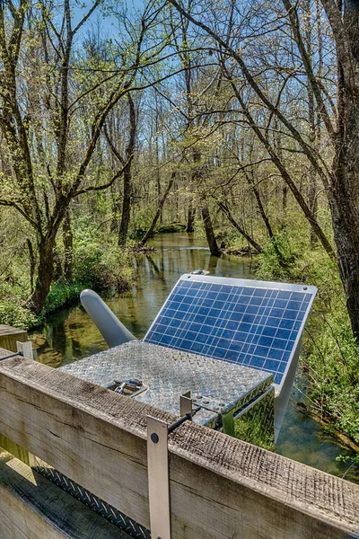 Imagem Vertical Painel Energia Solar Alimentando Uma Estação Pesquisa Smoky — Fotografia de Stock