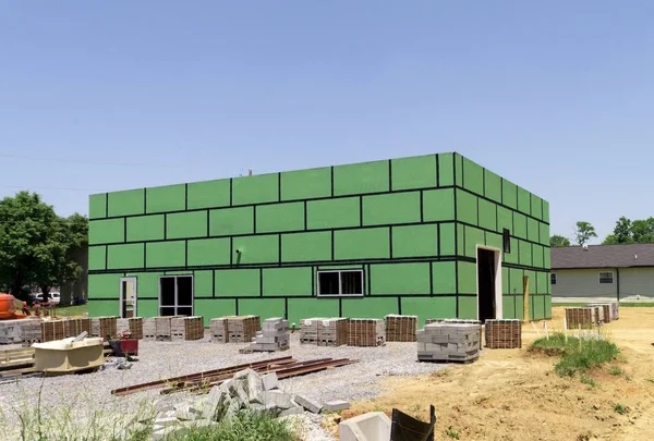 Horisontella Skott Byggnad Uppförande Med Grön Isolering Och Omgivande Byggarbetsplatsen — Stockfoto