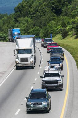 Karışık trafik uzun bir sıra I-40 Doğu Tennessee yayılıyor. Not: Tüm logo ve tanımlama işaretleri, tüm araçlar kaldırıldı. Yansıma sıcak bir günde oluşturulmuştur, yani ısı dalgaları asfalt gelen bazı bozulmalar, özellikle araçlarda çok oluşturur.