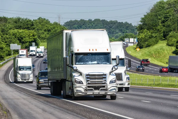 Trucks Personal Vehicles Navigate Busy Interstate Note All Logos Identifying — Stock Photo, Image