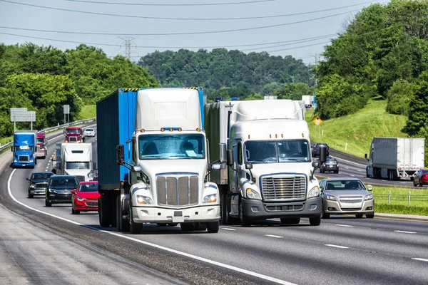 Motorväg Packad Med Trafik Som Leds Två Semi Lastbilar Obs — Stockfoto
