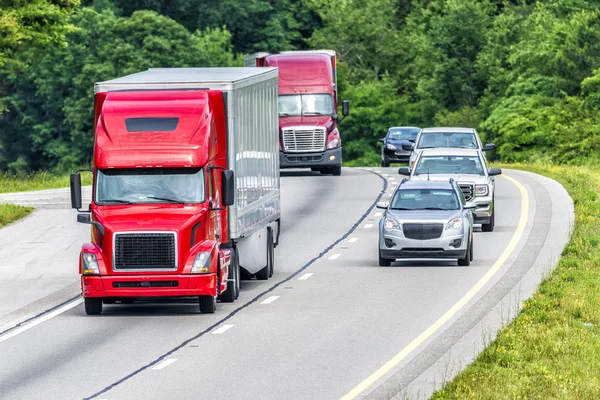 Zwei Räder Und Mehrere Personenwagen Sind Auf Einer Autobahn Unterwegs — Stockfoto